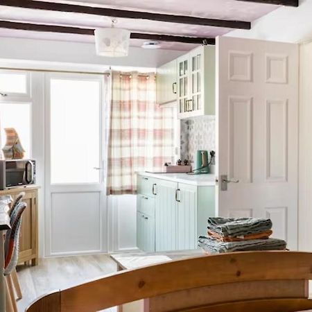 Bedroom With Kitchenette, Private Bathroom And Parking Κάρντιφ Εξωτερικό φωτογραφία