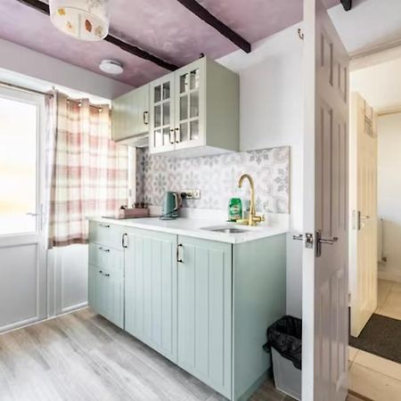 Bedroom With Kitchenette, Private Bathroom And Parking Κάρντιφ Εξωτερικό φωτογραφία