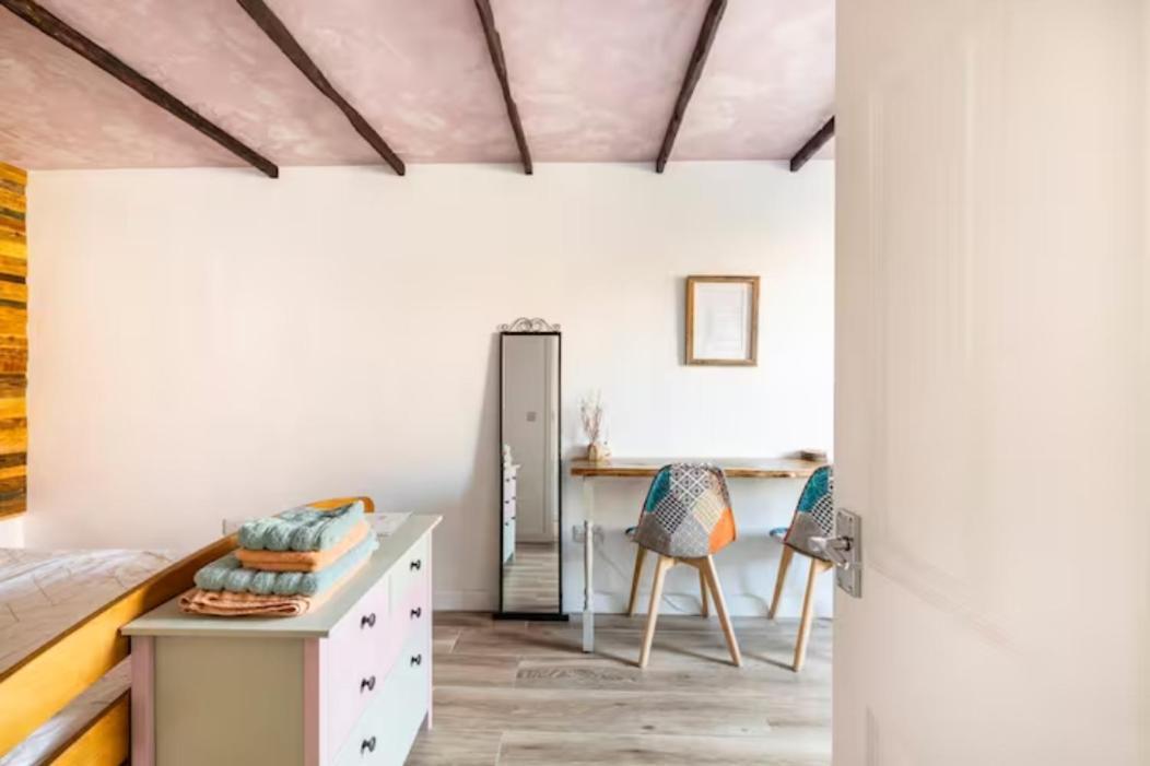Bedroom With Kitchenette, Private Bathroom And Parking Κάρντιφ Εξωτερικό φωτογραφία