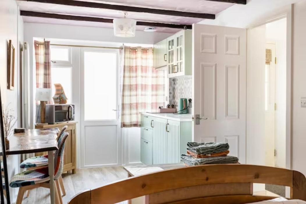 Bedroom With Kitchenette, Private Bathroom And Parking Κάρντιφ Εξωτερικό φωτογραφία