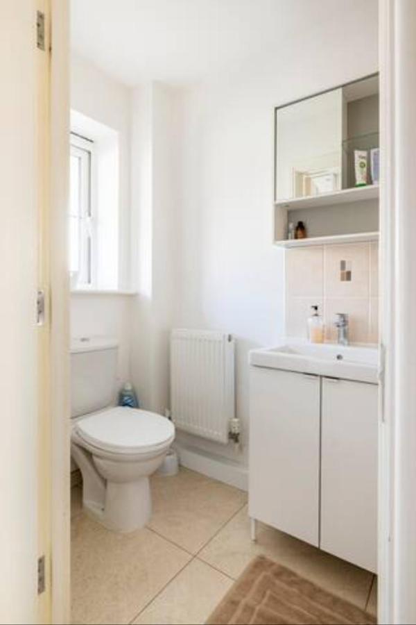 Bedroom With Kitchenette, Private Bathroom And Parking Κάρντιφ Εξωτερικό φωτογραφία