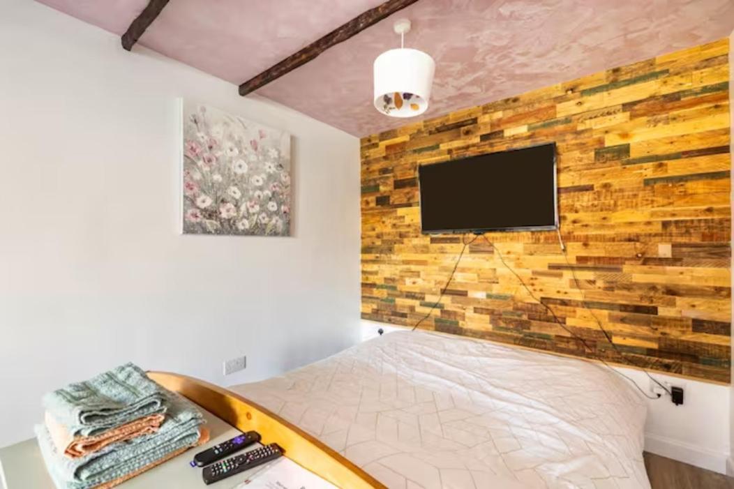 Bedroom With Kitchenette, Private Bathroom And Parking Κάρντιφ Εξωτερικό φωτογραφία