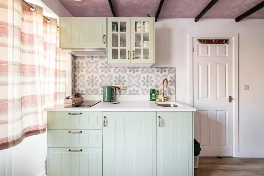 Bedroom With Kitchenette, Private Bathroom And Parking Κάρντιφ Εξωτερικό φωτογραφία