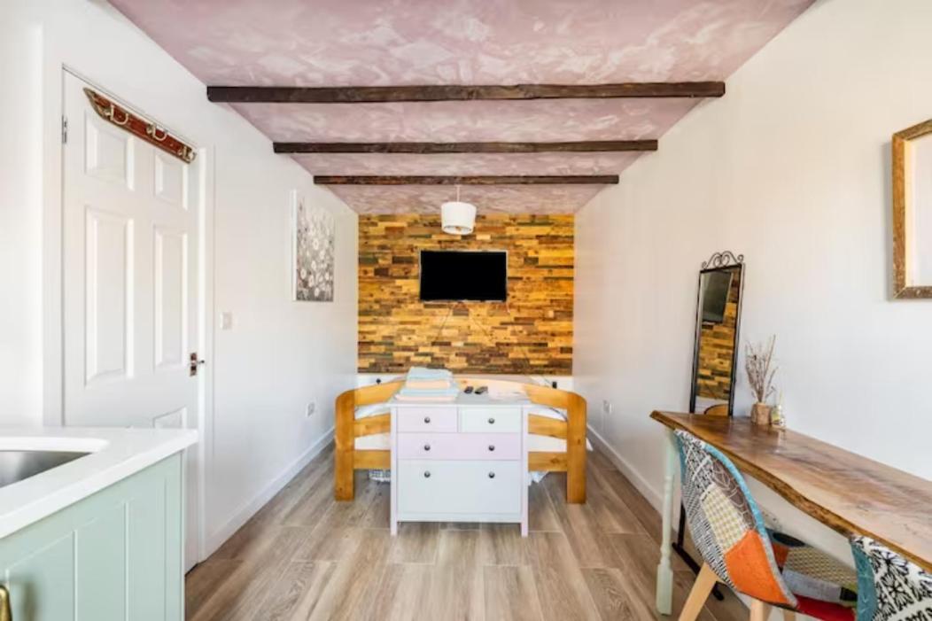 Bedroom With Kitchenette, Private Bathroom And Parking Κάρντιφ Εξωτερικό φωτογραφία
